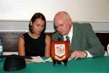 Słuchaczka przygotowuje się do tłumaczenia jutrzejszych wykładów