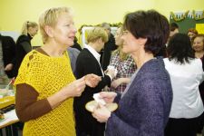 Pani Doktor Bożena Demczenko-Grzelak z opiekunką klasy I, Panią mgr Heleną Fraczek. Życzenia.
