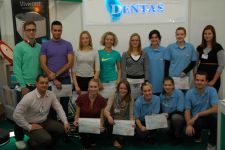 Silna grupa młodych adeptów techniki dentystycznej z całej Europy.  Nasza Ola druga od prawej.