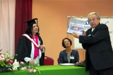 Prof. Bogumił Płonka składa gratulacje Dyrektor Studium Krystynie Kuryło-Mazurkiewicz